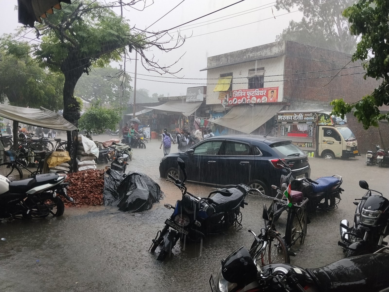 अलीगंज में तीन घंटे की मूसलाधार बारिश से जनजीवन बेहाल, पालिका की व्यवस्थाओं पर उठे सवाल