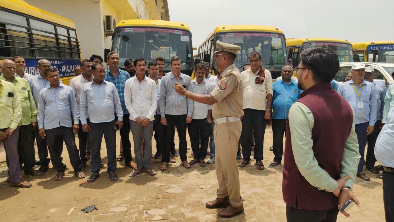 "बच्चों की सुरक्षा सर्वोपरि" : सड़क पर उतरी यातायात पुलिस, स्कूल वाहनों की जांच के साथ विद्यार्थियों को दिया सुरक्षा का संकल्प
