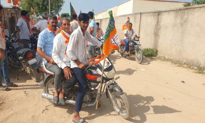 रियांबड़ी में भाजपा प्रत्याशी रामकिशोर महेला ने घर-घर जाकर मांगे वोट, विकास के लिए मांगा समर्थन