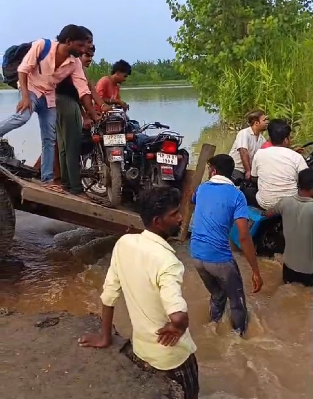 चांदपुर मार्ग पर जान जोखिम में डालकर सफर, तेज बहाव के बीच ट्रैक्टर-ट्रॉली से पार करा रहे बाइक