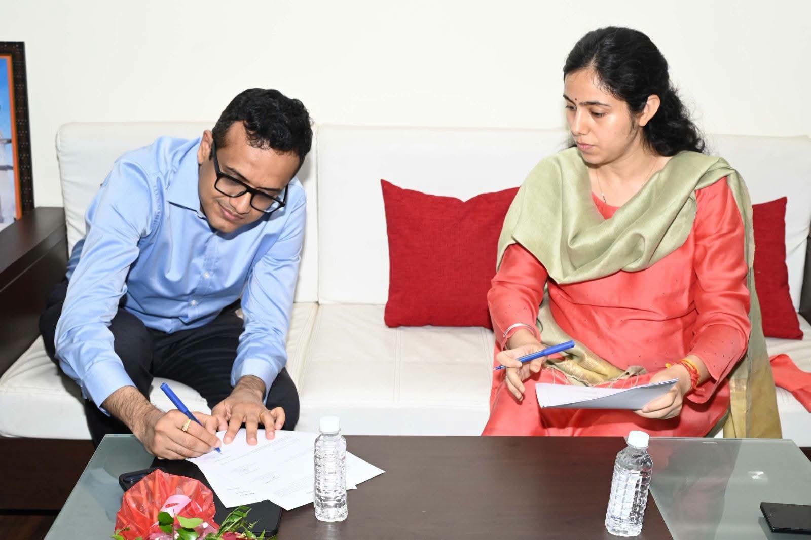 नवागत कलेक्टर श्री अजय कटेसरिया ने पदभार ग्रहण किया