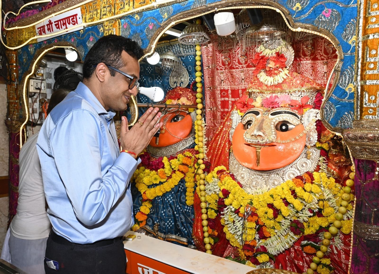 नवागत कलेक्टर श्री अजय कटेसरिया ने पदभार ग्रहण उपरांत मां कालिका माता के दर्शन कर जिले की खुशहाली की कामना की*