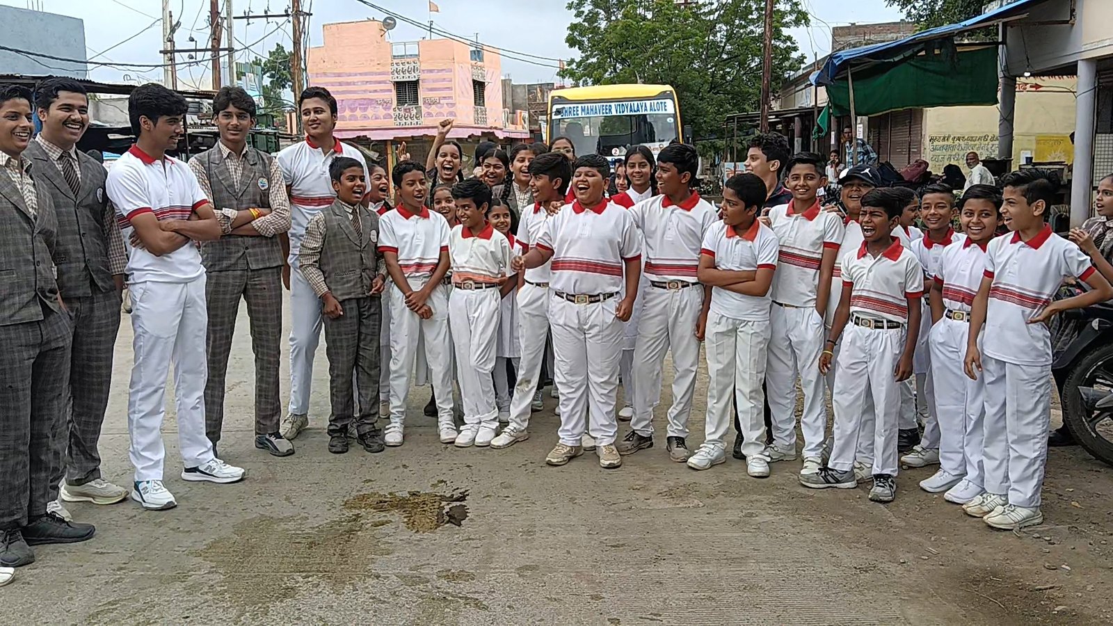 नगर के महावीर विद्यालय की स्कूल बस की सुरक्षा व्यवस्था और विद्यालय प्रबंधन के रवैये को लेकर गुरुवार को अभिभावकों और विद्यार्थियों का आक्रोश खुलकर सामने आया। 