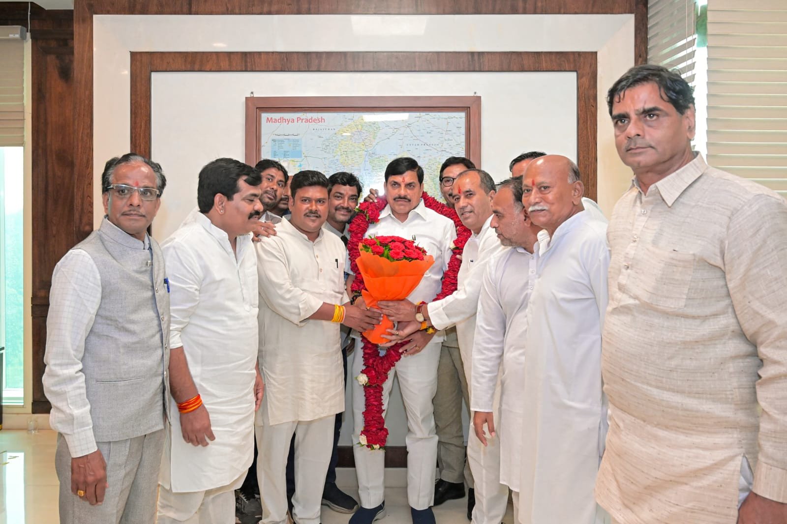 मंदिर में श्रद्धालुओं की सुविधाओं के लिए विकास कार्यों को लेकर मंदिर समिति ने मुख्यमंत्री से की मुलाकात