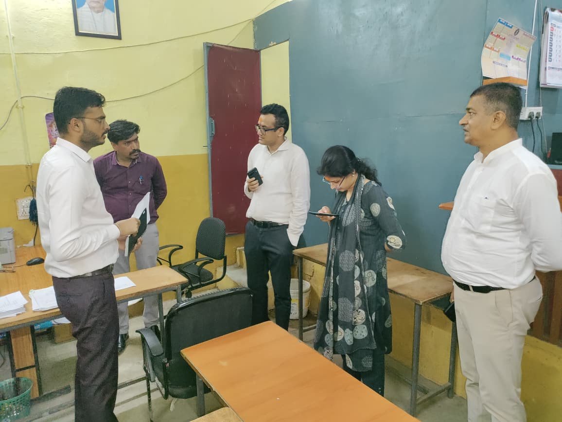 मुख्यमंत्री जन-विश्वास अभियान के तहत कलेक्टर श्री कटेसरिया ने ग्राम किशनगढ़, आलोट तहसील एवं जनपद पंचायत का किया निरीक्षण*