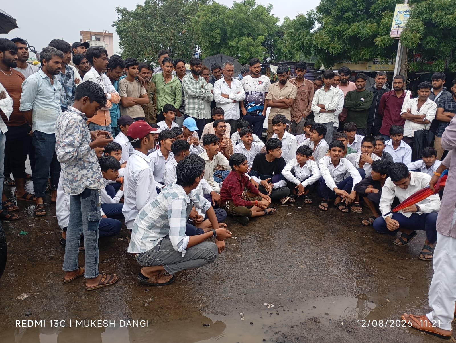 बरखेड़ा स्कूल में शिक्षकों की कमी, स्कूल के बच्चों  ने सात सूत्रीय मांगों को लेकर सौंपा ज्ञापन