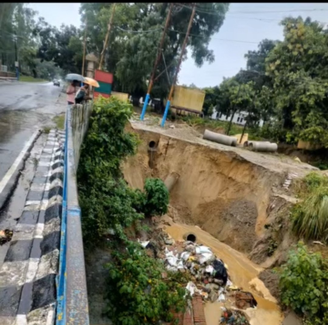 तेज बारिश से मध्य गंगा नहर की पटरी टूटी, जल निकासी व्यवस्था चरमराई