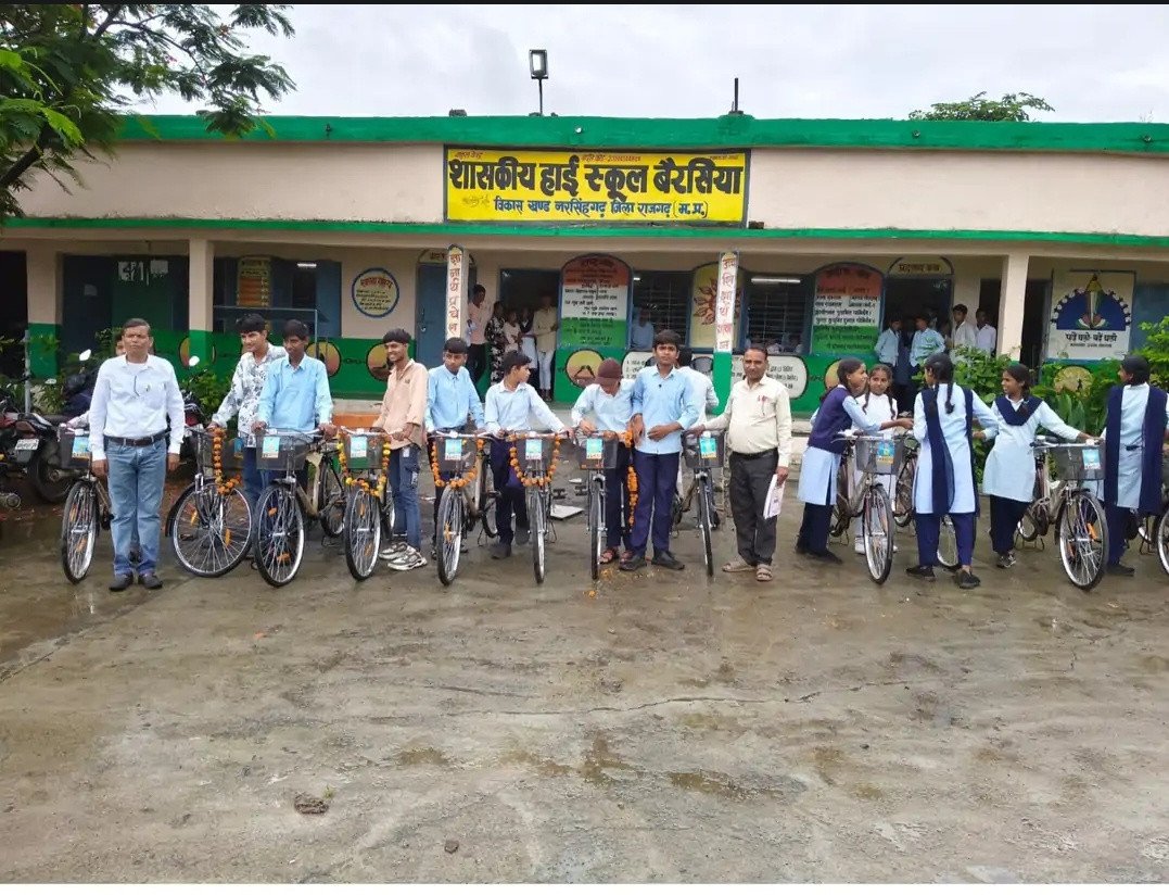 बैरासिया के शासकीय विद्यालय में कक्षा 9वीं के विद्यार्थियों को वितरित की गई साइकिलें