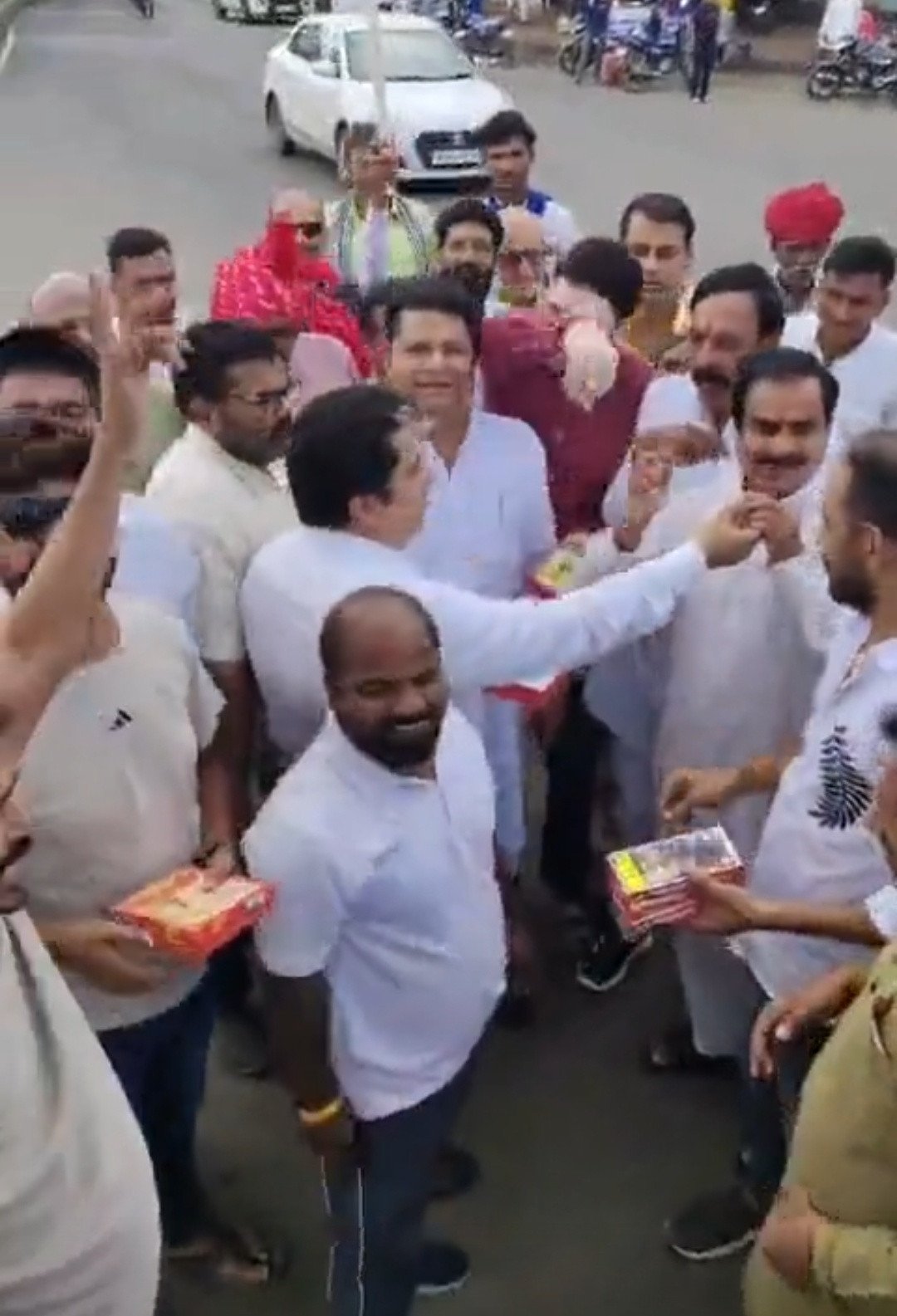 दतिया जीत के बाद राजगढ़ में कांग्रेस का जश्न, मिठाई और आतिशबाजी!