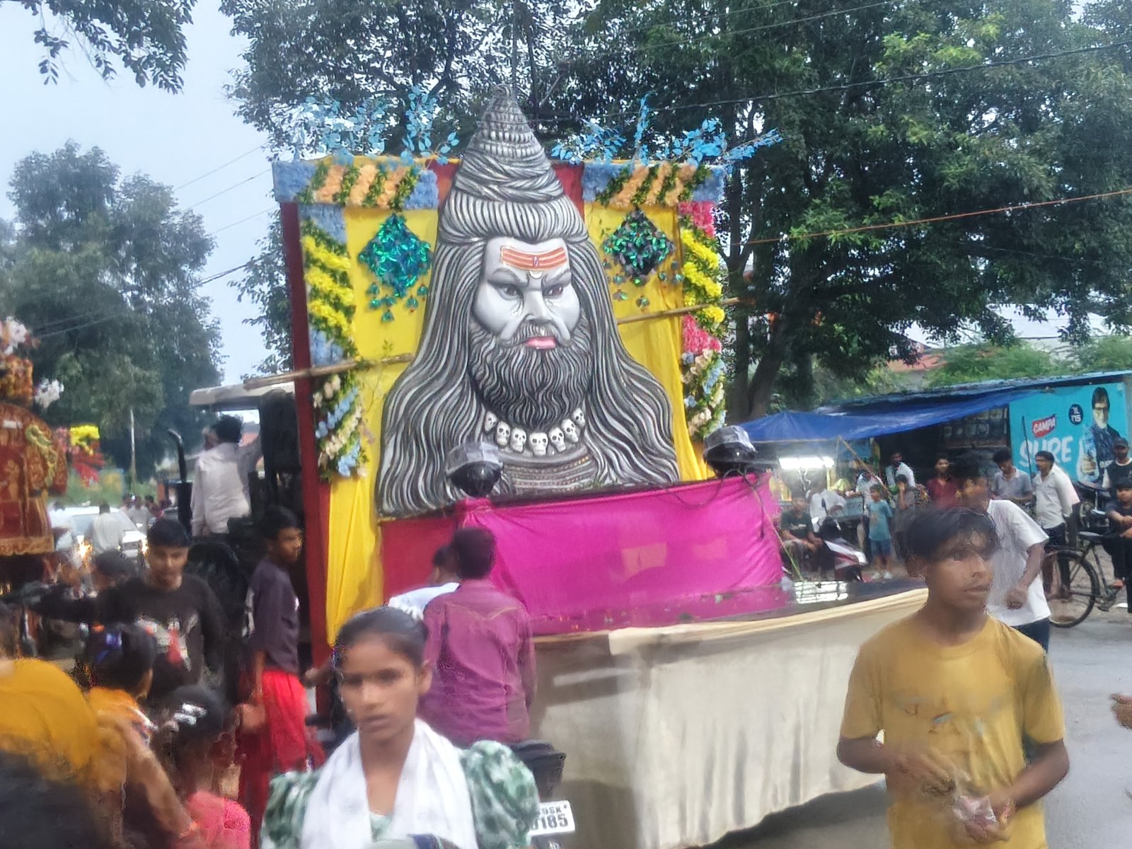हस्तिनापुर में धूमधाम से निकली लड्डू गोपाल की शोभायात्रा, रंग-बिरंगी झांकियों ने मोहा मन