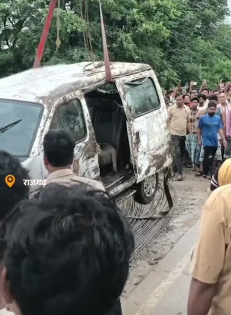 राजगढ़ में दर्दनाक हादसा! नाले में बही ईको वैन, 9 लोगों की मौत