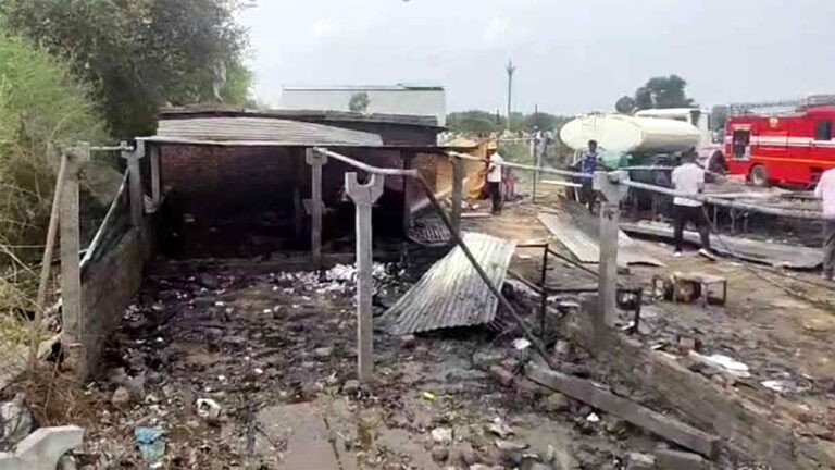 पटाखा फैक्ट्री में भीषण आग, 8 की मौत; 15 से अधिक घायल