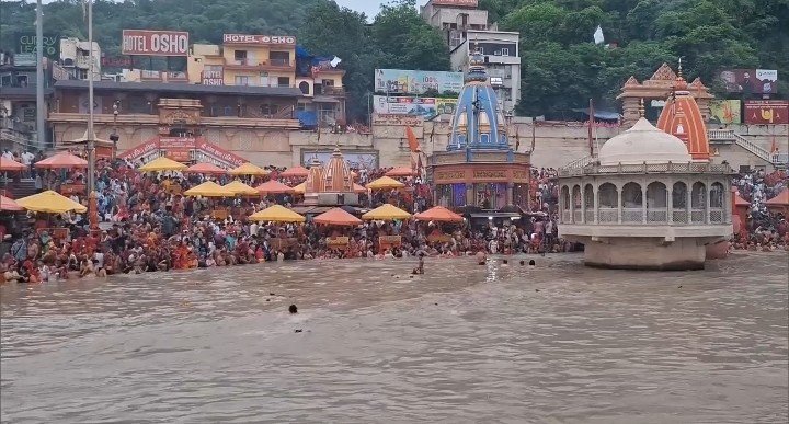 गुरु पूर्णिमा पर हरिद्वार-वाराणसी में उमड़ा श्रद्धालुओं का जनसैलाब