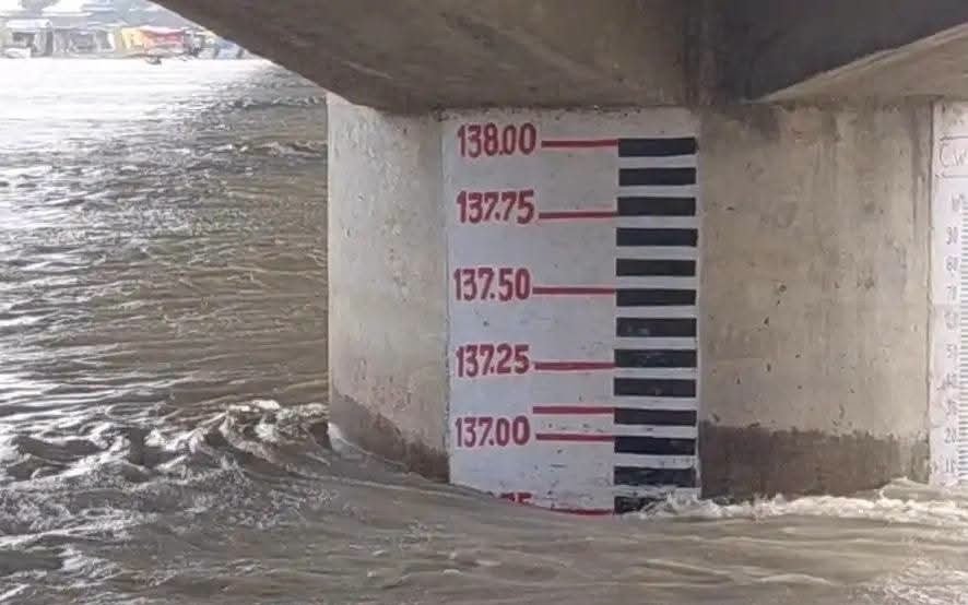 फर्रुखाबाद में गंगा चेतावनी बिंदु से ऊपर, बढ़ते जलस्तर ने बढ़ाई चिंता