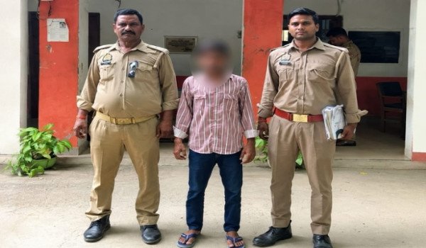 कायमगंज: अश्लील हरकत, मारपीट व वीडियो वायरल करने की धमकी के मामले में वांछित आरोपी गिरफ्तार