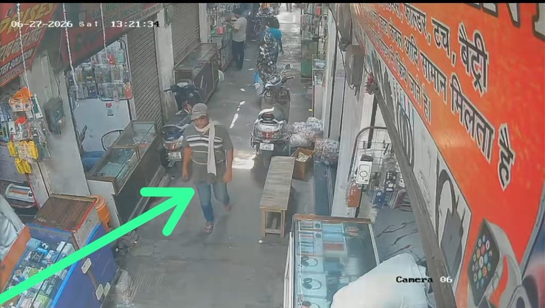मवाना में दिनदहाड़े बड़ी चोरी: दुकान के गल्ले से करीब 88 हजार रुपये उड़ा ले गया शातिर चोर