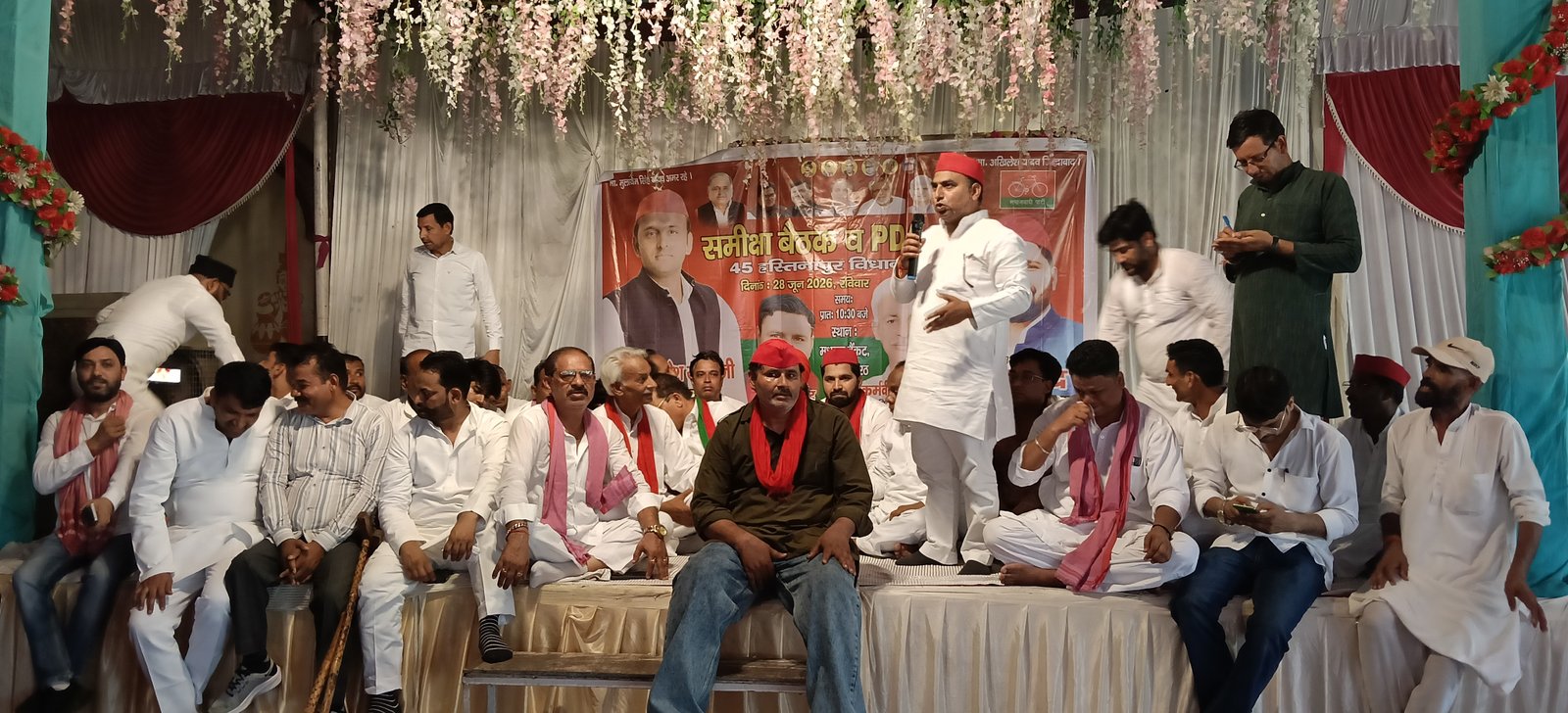समाजवादी पार्टी की समीक्षा बैठक में हंगामा, मंच पर जगह न मिलने से नाराज सेक्टर प्रभारी ने किया बवाल