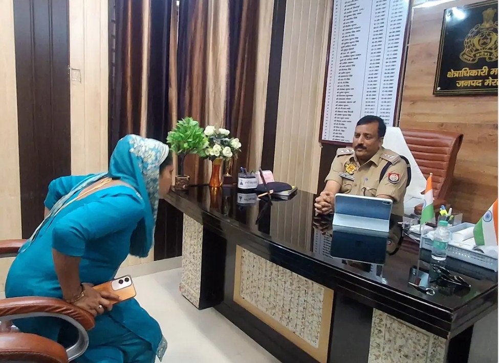 मवाना: घर में घुसकर महिला से बर्बरता का आरोप, चौकी प्रभारी पर FIR और कार्रवाई की मांग तेज