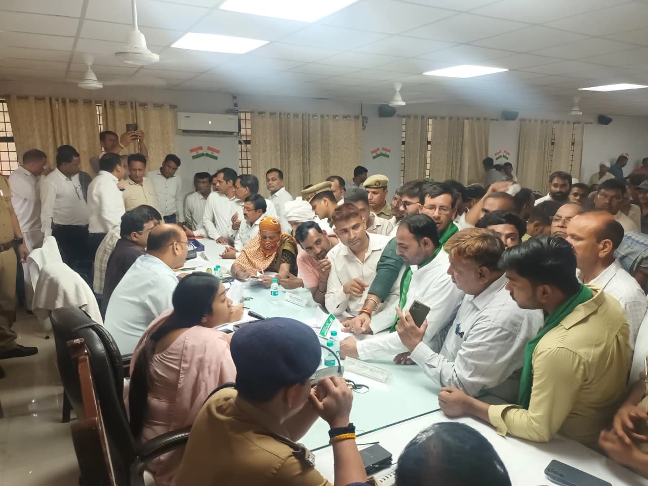 मवाना समाधान दिवस: 150 में से 14 शिकायतों का ऑन-द-स्पॉट निस्तारण, जिलाधिकारी ने कसा शिकंजा