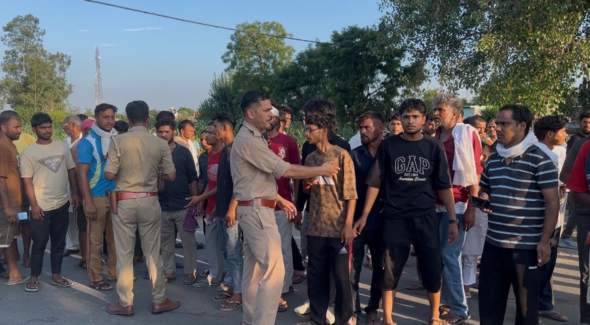 मुंडाली में सड़क हादसे में युवक की दर्दनाक मौत, आक्रोशित ग्रामीणों ने किठौर मार्ग पर लगाया जाम