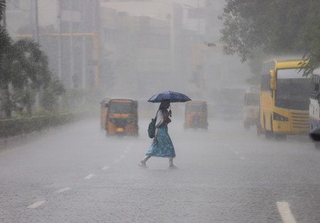देश के कई राज्यों में भारी बारिश का अलर्ट, ओडिशा और बंगाल में रेड अलर्ट