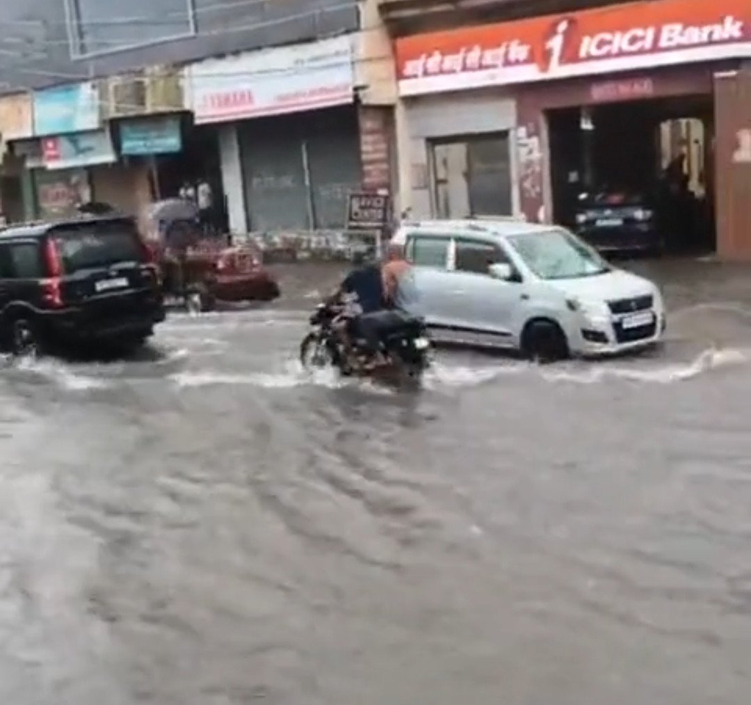 मवाना: मूसलाधार बारिश ने खोली नगर पालिका के दावों की पोल, करोड़ों की नाला सफाई योजनाएं कागजों में सिमटीं