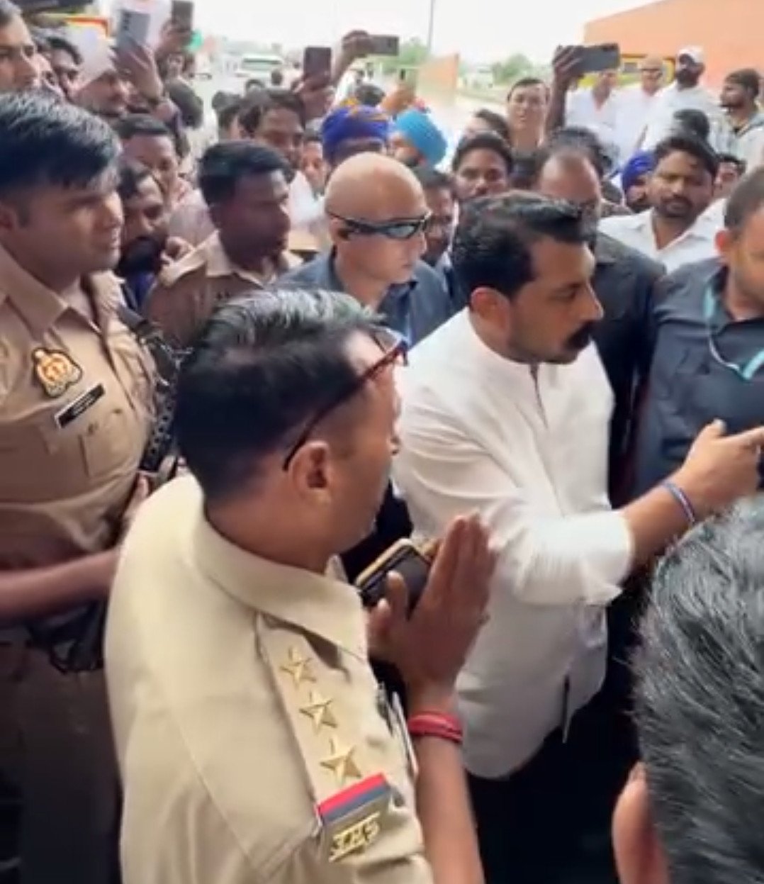 मुजफ्फरनगर: रोहाना टोल पर सांसद चंद्रशेखर आजाद के आगे हाथ जोड़े खड़े रहे इंस्पेक्टर, सड़क पर हुआ हाईवोल्टेज ड्रामा