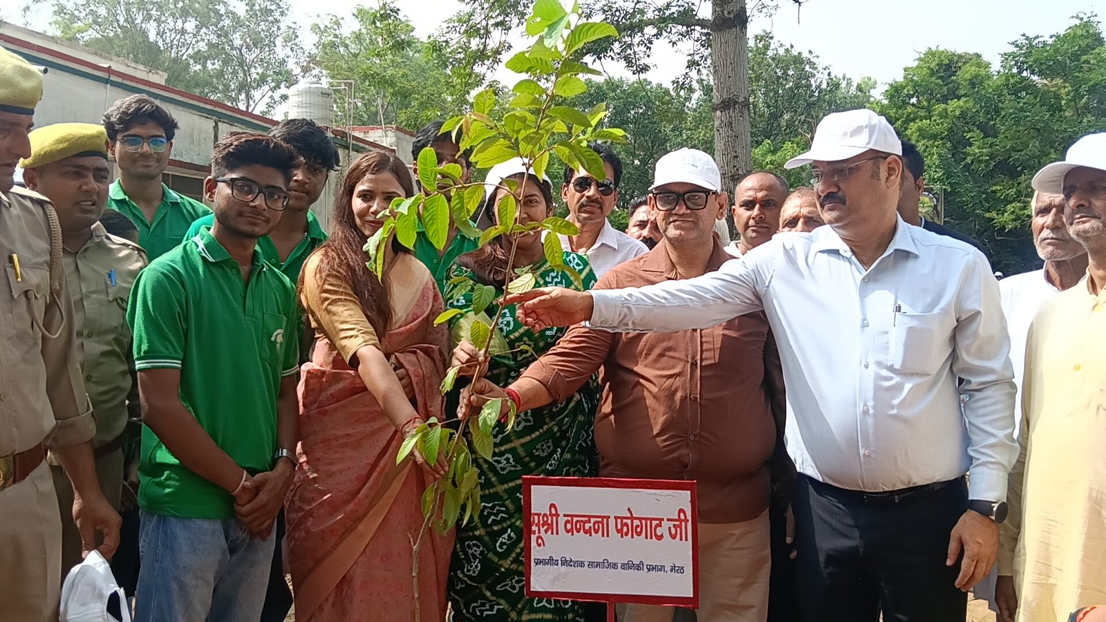 हस्तिनापुर: जल शक्ति राज्य मंत्री दिनेश खटीक ने 'एक पेड़ माँ के नाम' अभियान के तहत किया वृक्षारोपण