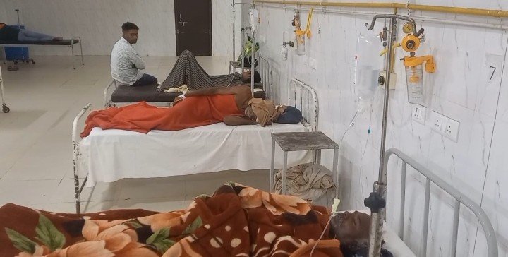 पेड़ के नीचे बारिश से बच रहे थे तीन लोग, तभी गिरी आकाशीय बिजली; तीन झुलसे