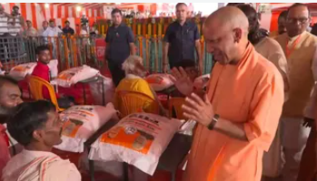 फर्रुखाबाद में बाढ़ पीड़ितों से मिले सीएम योगी, राहत किट बांटी