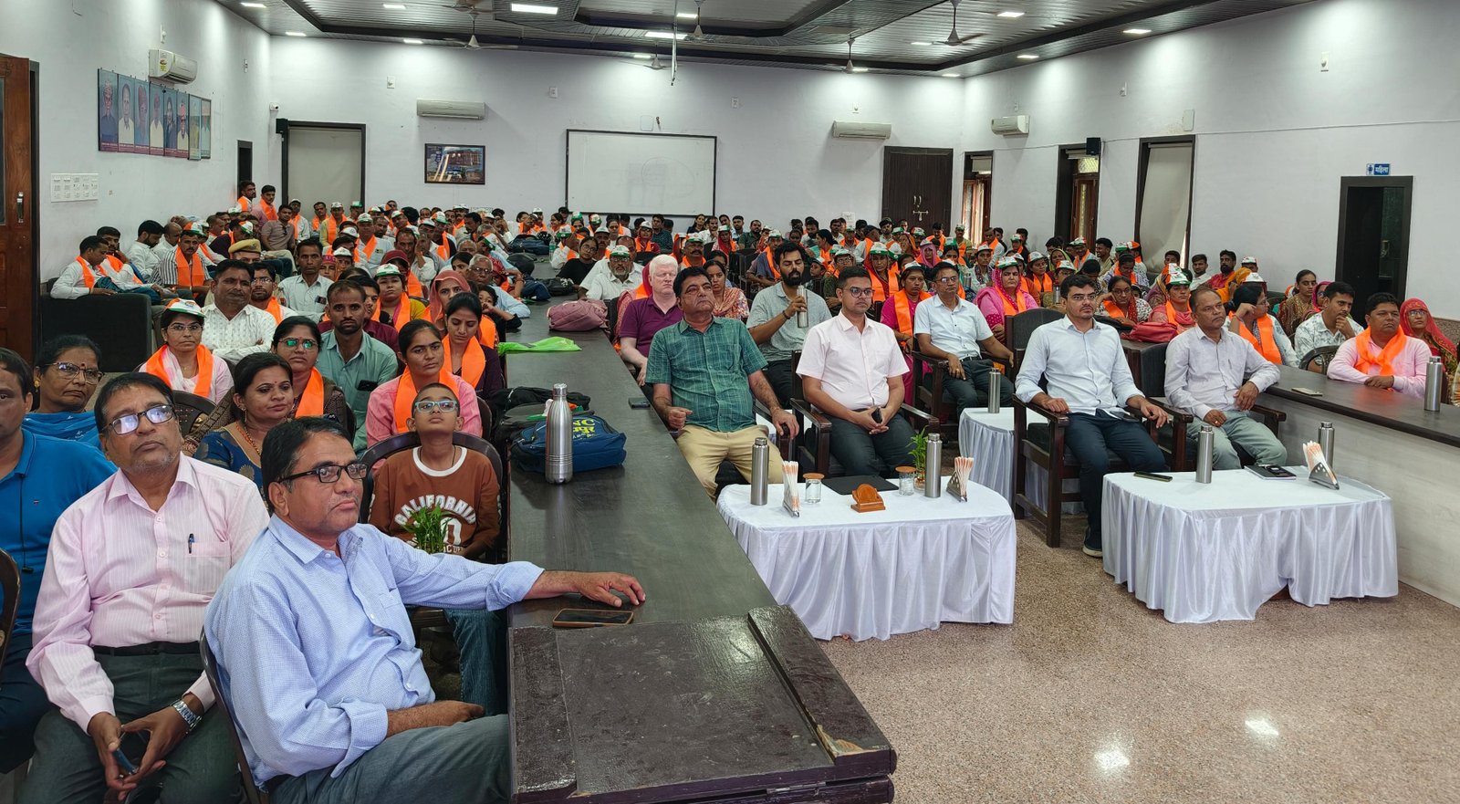 *नागौर में जल संरक्षण के संकल्प के साथ जिले के 284 नवनियुक्त कार्मिकों को मिली वेलकम किट* *केंद्रीय गृहमंत्री अमित शाह के राज्य स्तरीय कार्यक्रमों का हुआ सीधा प्रसारण*
