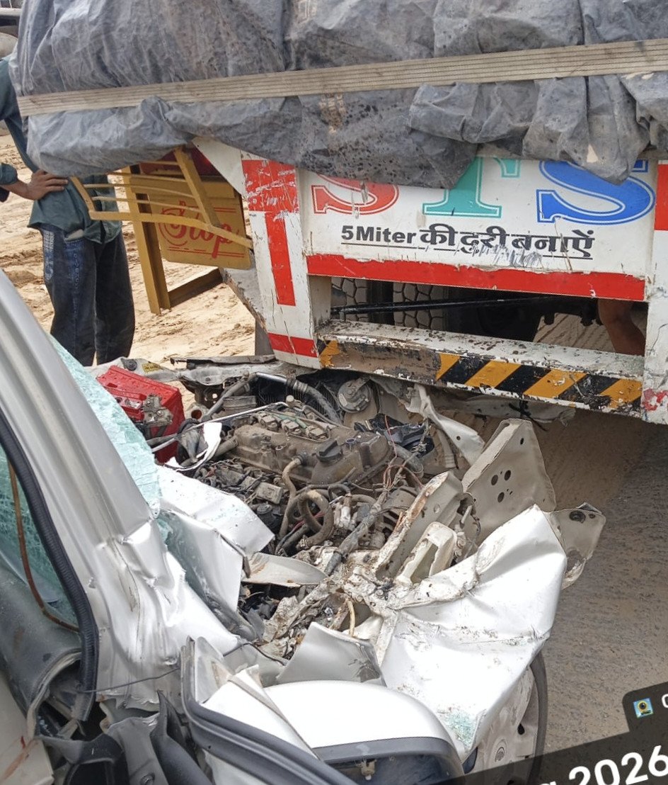 बाड़ी घाटी में सड़क किनारे खड़े ट्रेलर में घुसी वैगनआर, चालक घायल
