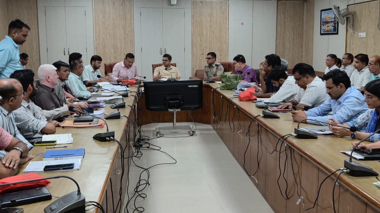 नगर निकाय चुनाव की तैयारियों को लेकर जिला निर्वाचन अधिकारी देवेंद्र कुमार ने ली बैठक