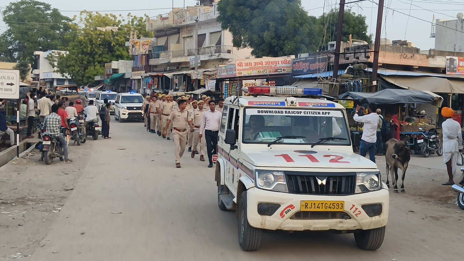 रियांबड़ी में शांतिपूर्ण चुनाव को लेकर प्रशासन अलर्ट, पुलिस के साथ निकाला फ्लैग मार्च