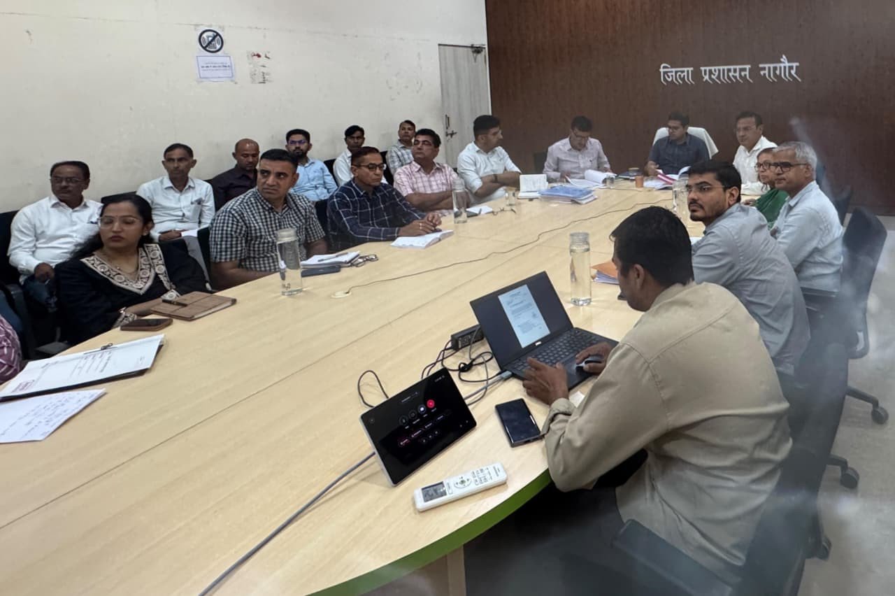 जिला निर्वाचन अधिकारी ने ली मतगणना तैयारियों की समीक्षा बैठक