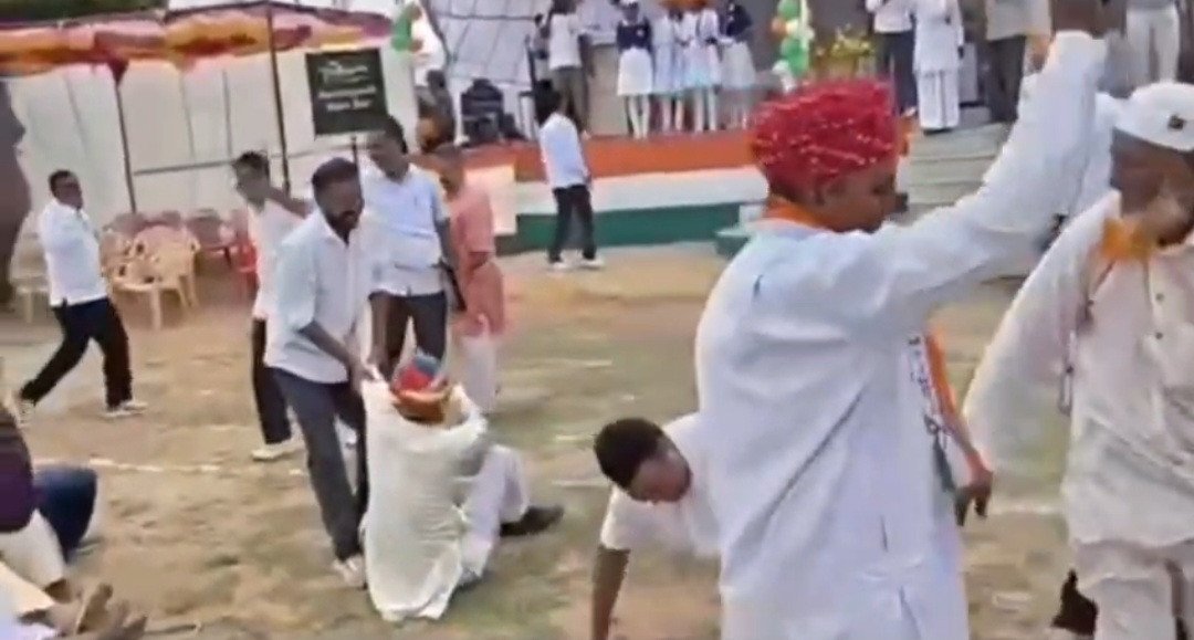 रस्साकशी प्रतियोगिता के दौरान रस्सी टूटी, विधायक सहित जनप्रतिनिधि गिरे,