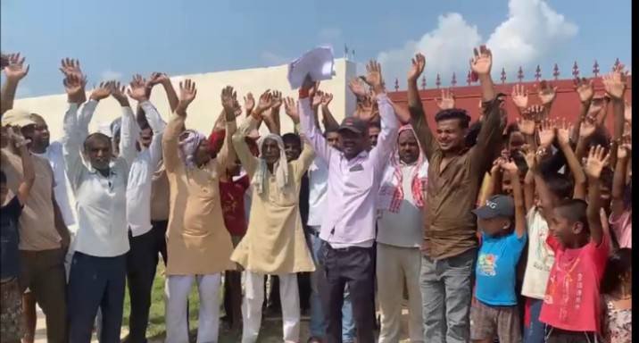 ढेढ़ा में जल निकासी की समस्या से लोग परेशान, खलिहान की जमीन पर कूड़ा फेंकने का भी विरोध