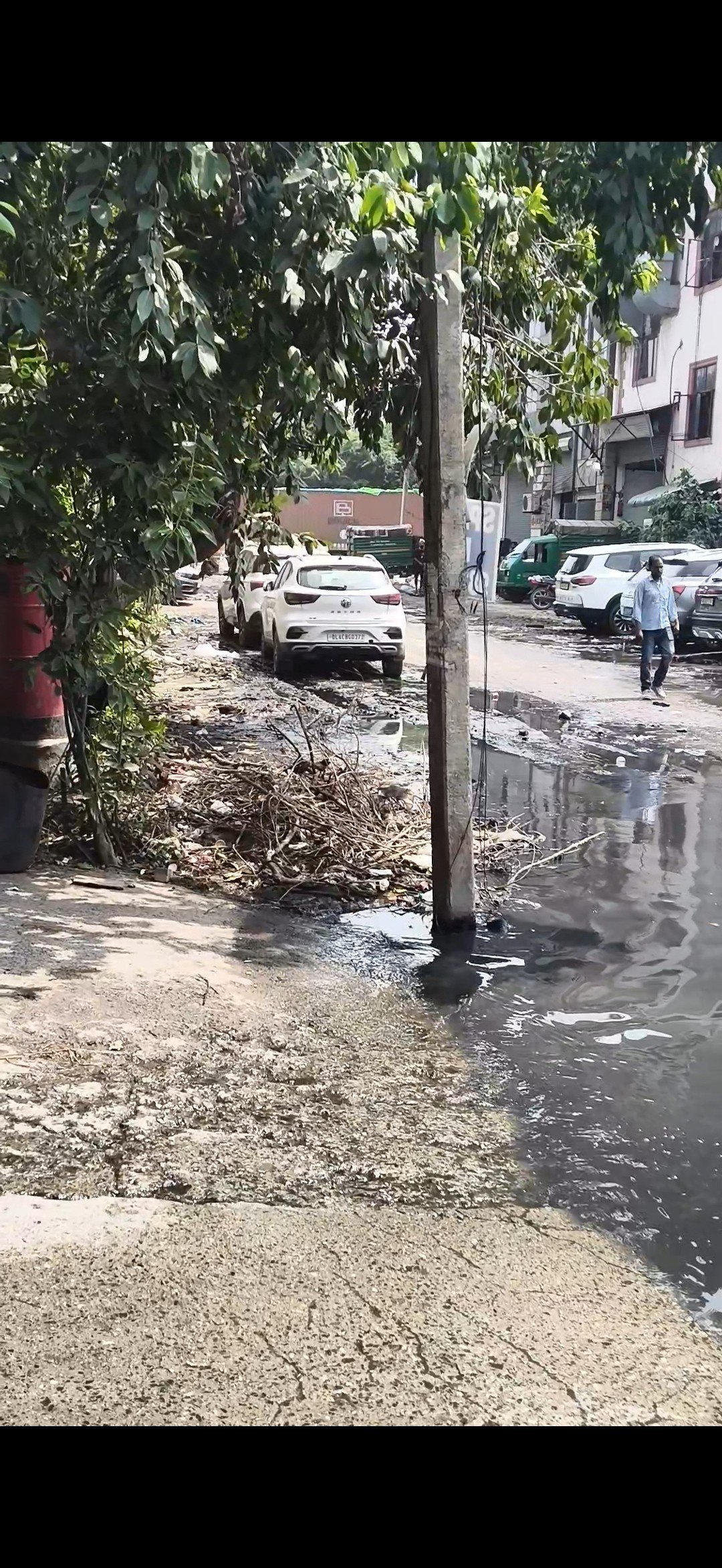 दिल्ली कीर्ति नगर इंडस्ट्रीज एरिया में सीवर और नालीया जाम हो गई है 