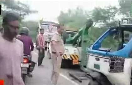 बाइक और पिकअप में जोरदार भिड़ंत के बाद एक की दर्दनाक मौत, दो घायल 
