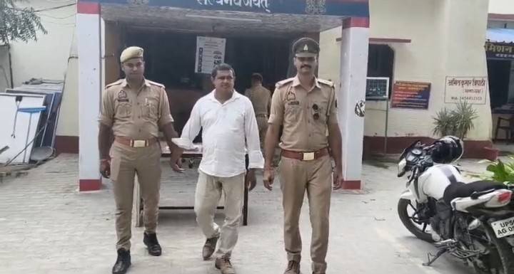 फर्जी सीओ बनकर ठगी करने वाला गिरफ्तार, पुलिस वर्दी और फर्जी आईकार्ड बरामद