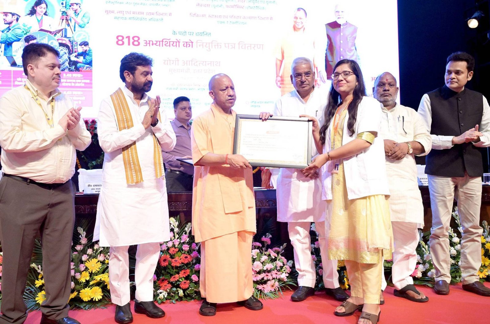 लखनऊ के मंच से रोजगार पर सियासी वार, सीएम योगी बोले- गिनते जाइए, हम नौकरियां देते जाएंगे