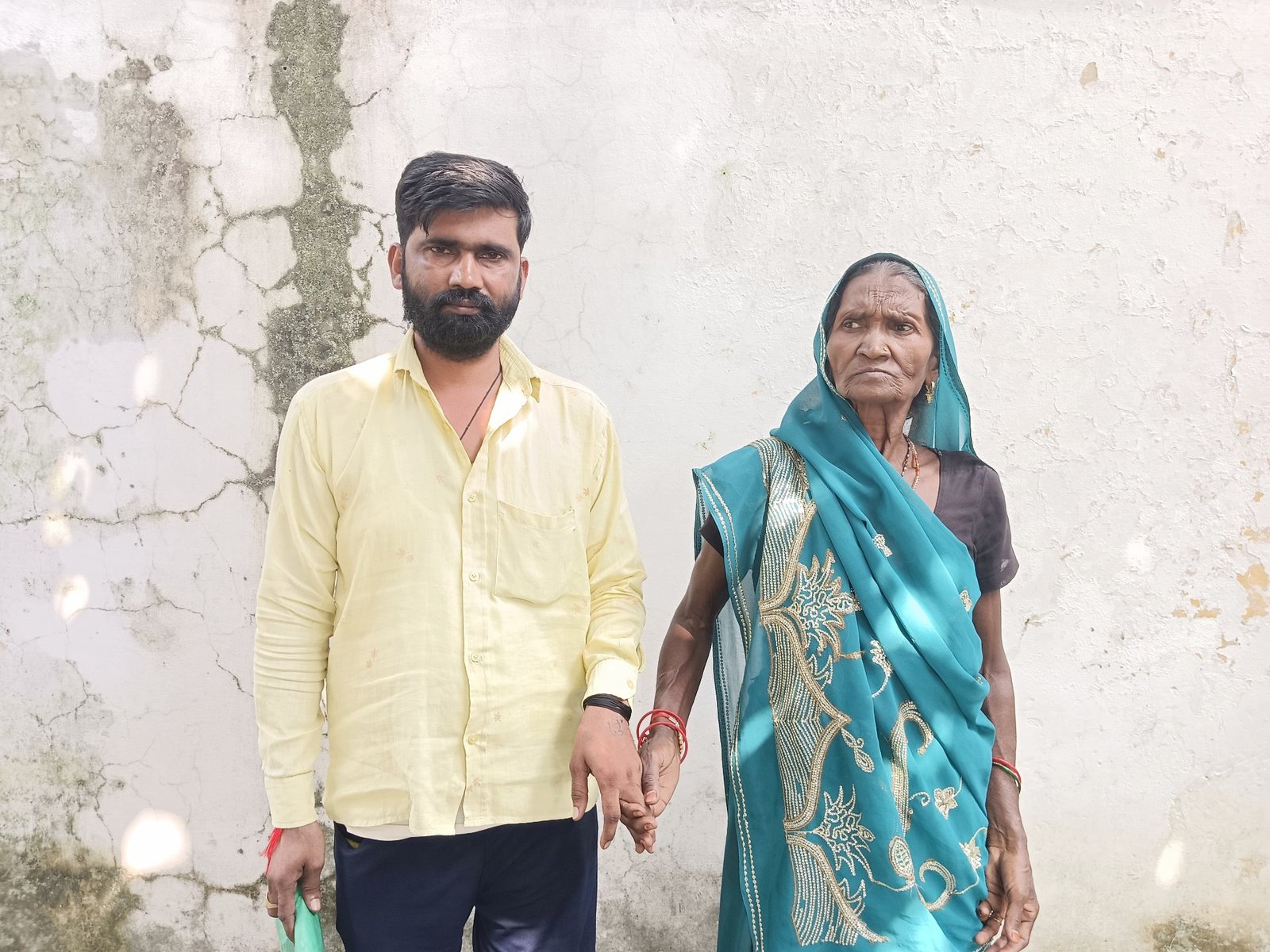 दिव्यांग को 4 माह से नहीं मिला अंत्योदय कार्ड, पूर्ति निरीक्षक पर आरोप। बेटी बीमार, इलाज के लिए पैसे नहीं।