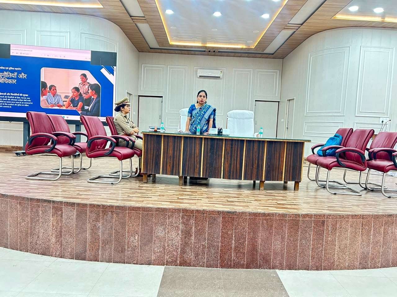 मिशन शक्ति केन्द्रों में नियुक्त अधिकारी / कर्मचारियों का 07 दिवसीय प्रशिक्षण कार्यक्रम जारी,महिलाओं एवं किशोरियों की सुरक्षा, अधिकार, संरक्षण एवं पीड़ित - केंद्रित कार्यप्रणाली पर दियागया प्रशिक्षण।