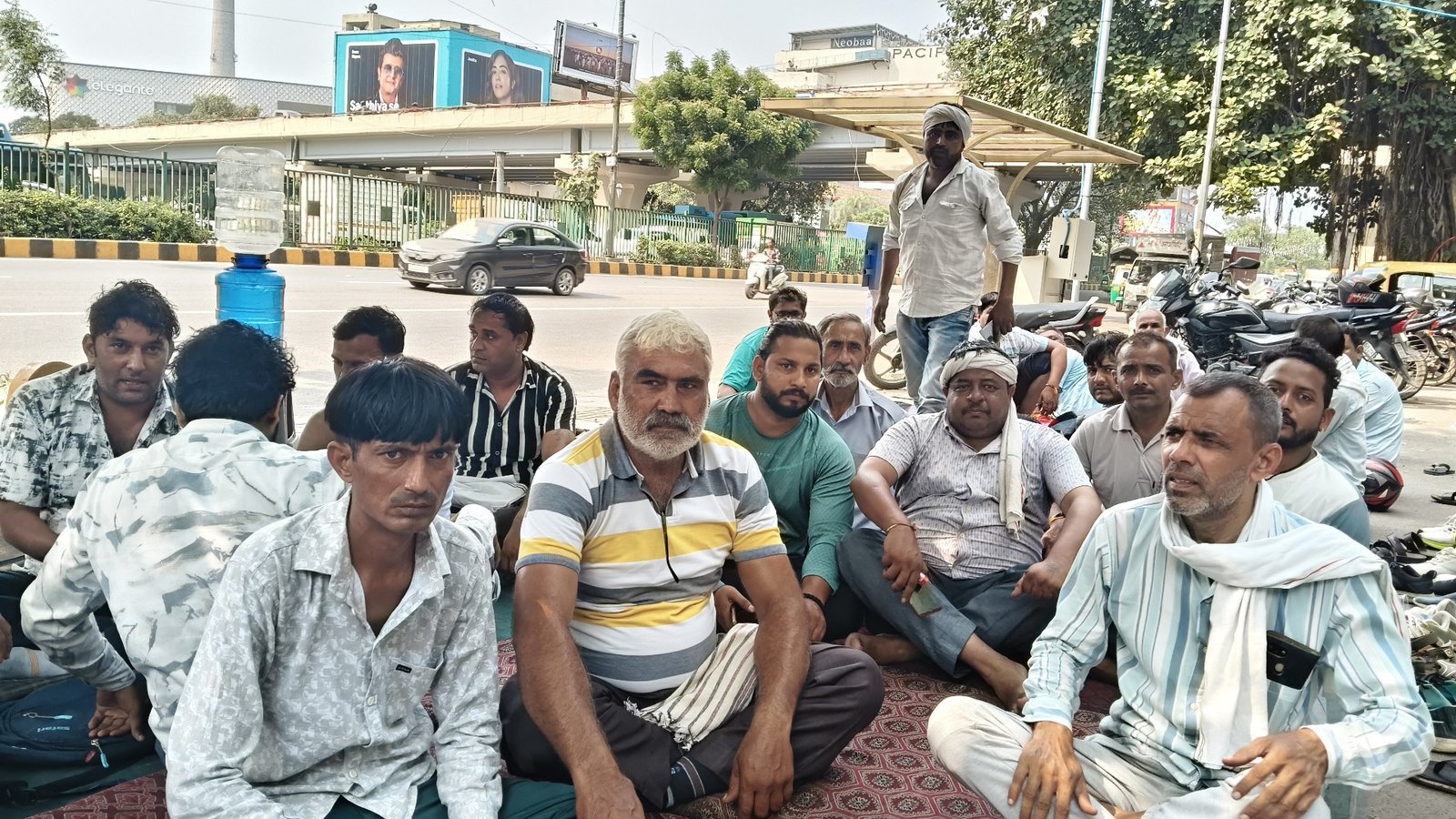 दिल्ली में बस चालकों की हड़ताल की मुख्य वजह स्थायी और अनुबंधित (कॉन्ट्रैक्ट/कंसेशनेयर) ड्राइवरों के बीच वेतन और सुविधाओं का भारी अंतर है।
