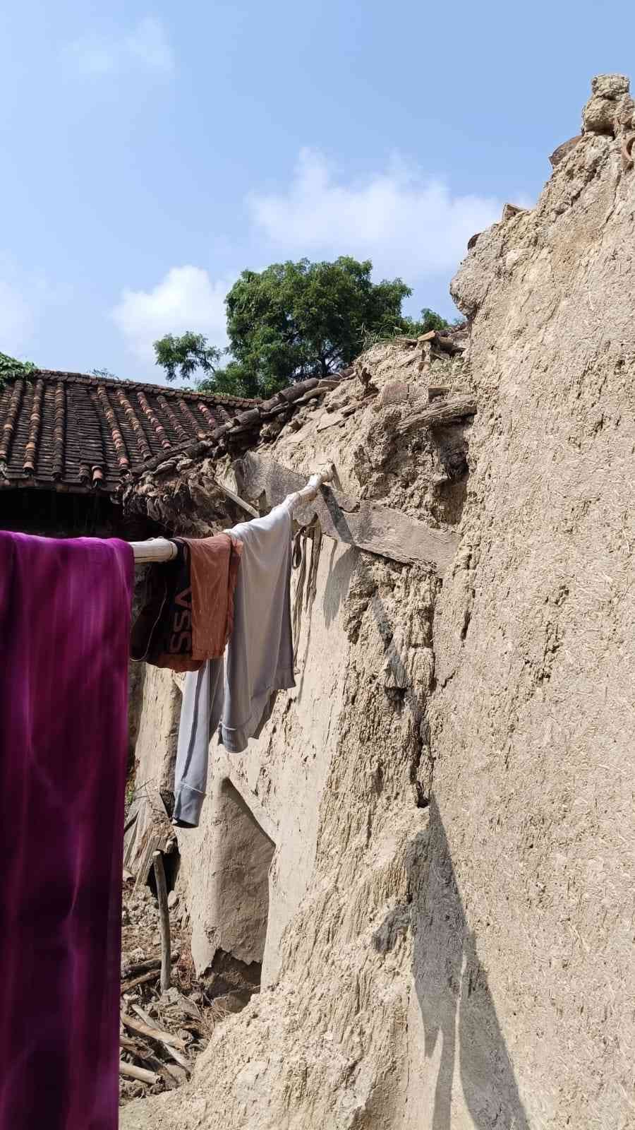 पट्टी तहसील के बहुता में जर्जर मकान में रहने को मजबूर गरीब परिवार, हादसे का सता रहा डर