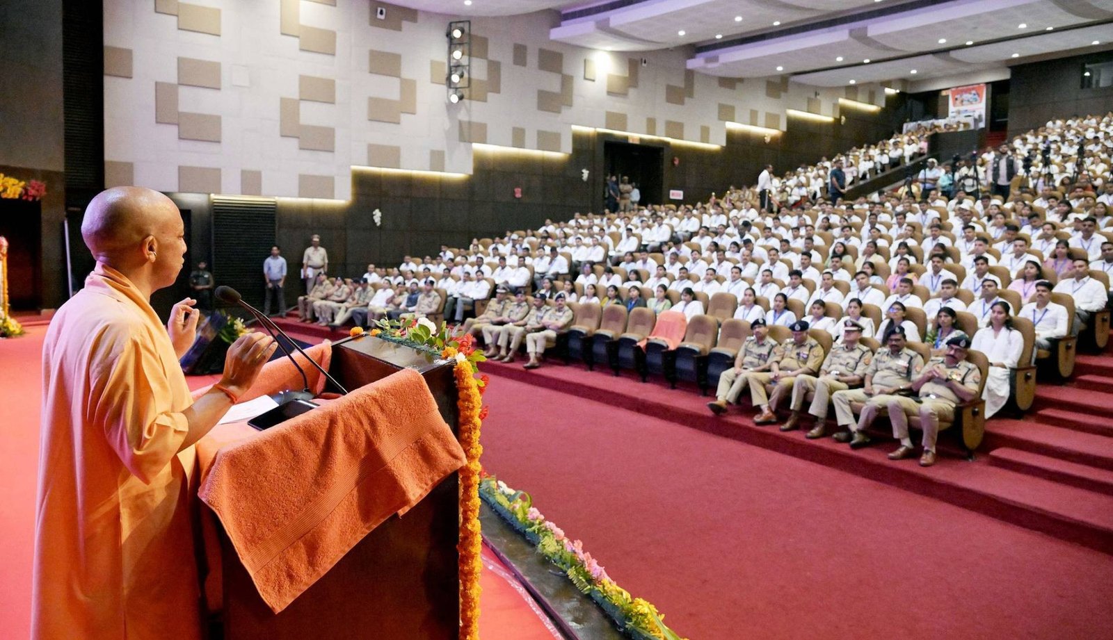 सीएम योगी ने 912 चयनित अभ्यर्थियों को सौंपे नियुक्ति पत्र, बोले- यूपी पुलिस ने बदली प्रदेश की धारणा