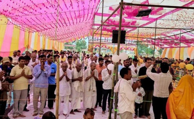 उसहैत में नारायण साकार-हरि का समागम शुरूः पूर्व चेयरमैन समेत सैकड़ों भक्तों ने कीर्तन में हिस्सा लिया