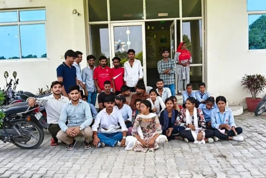 मेरठ में बीए छात्रों का हंगामा: तीन साल में तीन कॉलेज बदलने की तैयारी पर फूटा गुस्सा, धरने पर बैठे छात्र