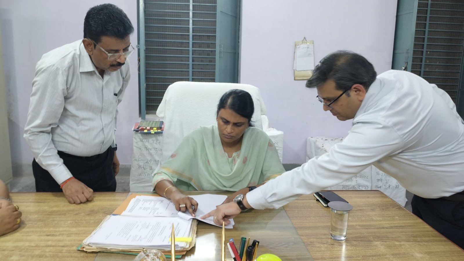 देर रात कोषागार पहुंचीं नवागत डीएम एम. अरुन्मौली, संभाला कार्यभार