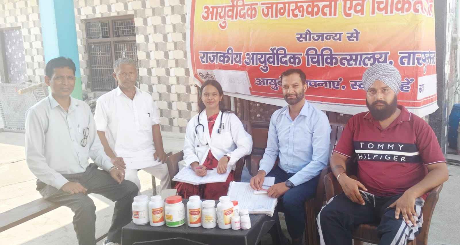 आयुर्वेद दिवस पर लतीफपुर में लगा भव्य स्वास्थ्य शिविर, 130 ग्रामीणों ने उठाया लाभडॉ. मोनिका ने बच्चों के स्वास्थ्य, पोषण और आयुर्वेदिक जीवनशैली पर किया जागरूक — योग, दिनचर्या और ऋतुचर्या अपनाने का दिया संदेश